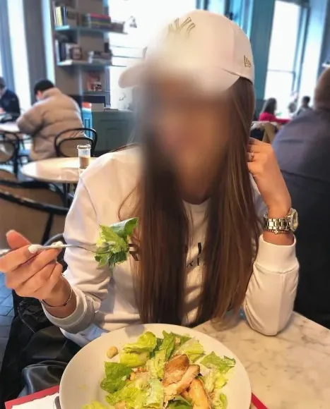 Andrea, 32