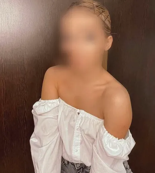 Larissa, 36