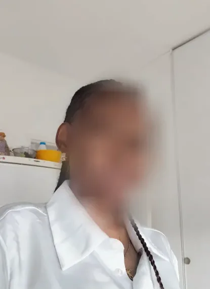 Manuela, 34