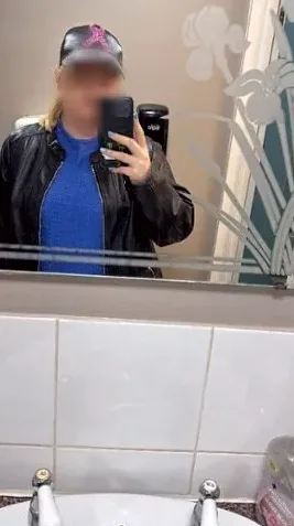 Mia, 21